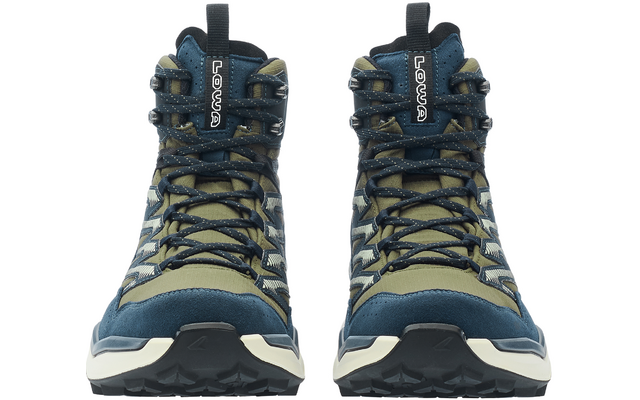 Paar knöchelhoher Schuhe in Olivgrün und Dunkelblau, frontal nebeneinander, Schnürsenkel und profilierte Sohlen sichtbar