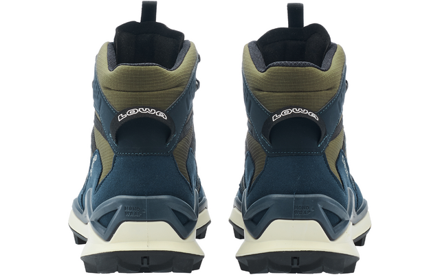 Rückansicht eines blauen Schuhpaars mit olivgrünem Schaft, schwarzer Innenfütterung, weißer Sohle und 'LOWA'-Logo auf den Fersen