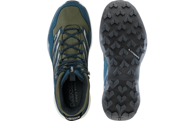 Una scarpa vista dall'alto e accanto la suola. Tomaia verde oliva con inserti blu, suola nera scolpita, lacci, scritta 'LOWA' visibile