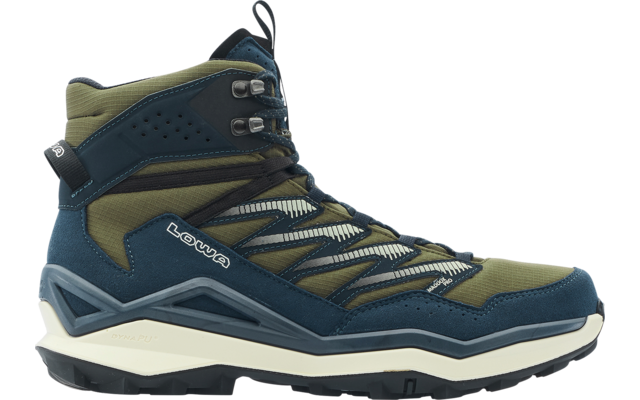 Vista laterale di uno scarpone da trekking di altezza media color oliva e blu scuro con lacci, occhielli metallici, logo 'LOWA' visibile e suola in gomma scolpita
