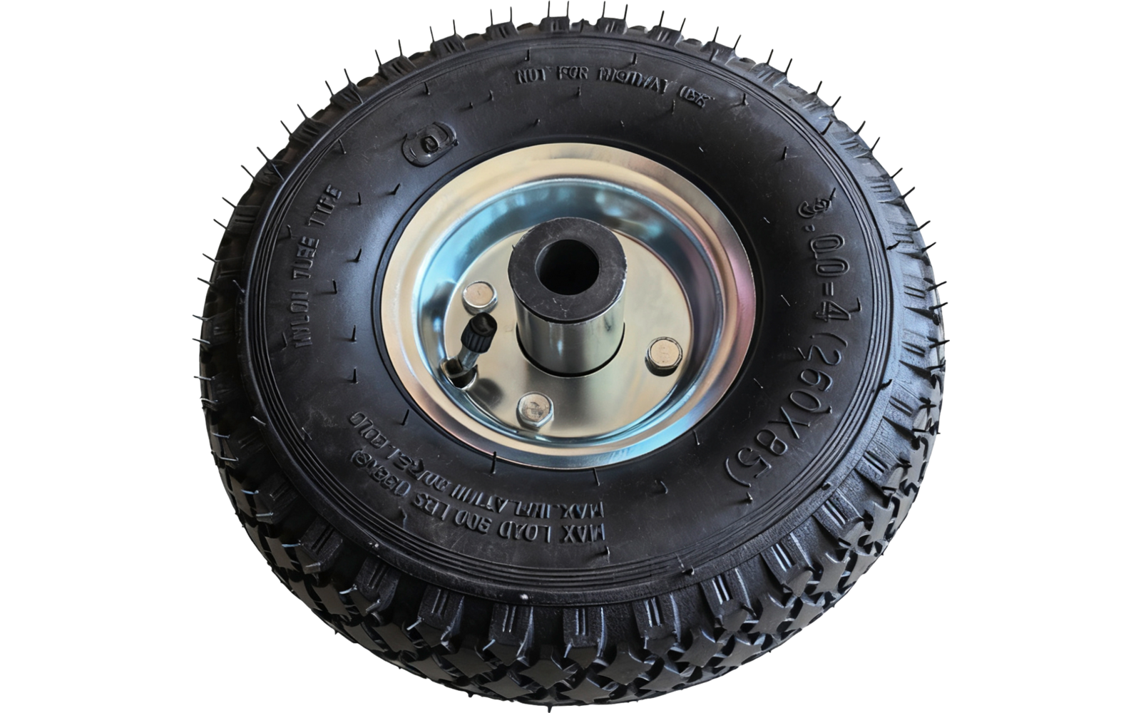 Kleiner schwarzer Gummireifen mit silberner Metallnabe in der Mitte