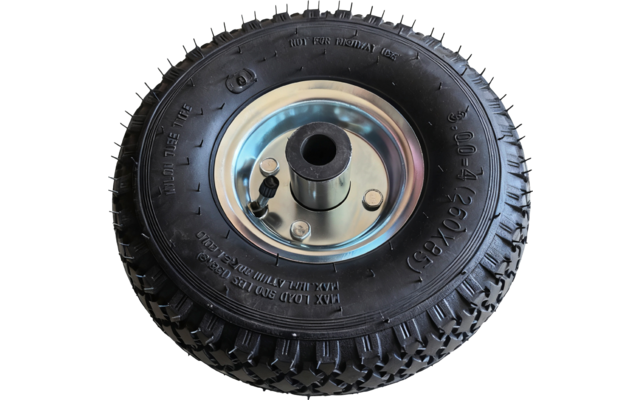 Kleiner schwarzer Gummireifen mit silberner Metallnabe in der Mitte