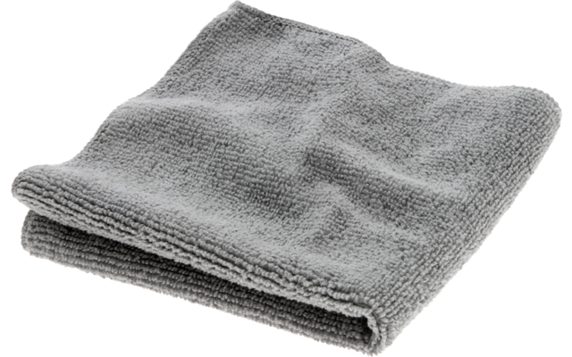 Gefaltetes graues Mikrofaser-Tuch auf weißem Hintergrund