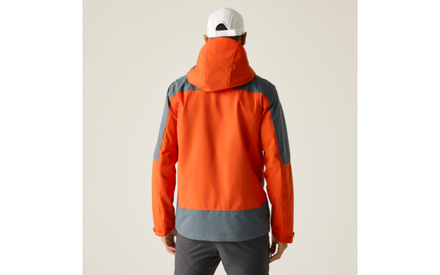 Person von hinten, trägt orange-graue Jacke mit Kapuze, weiße Kappe und graue Hosen, heller einfarbiger Hintergrund