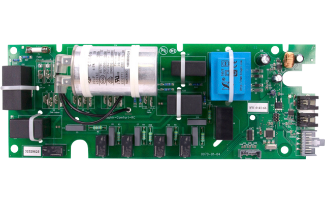 Grüne Leiterplatte mit mehreren schwarzen rechteckigen Bauteilen, einem großen silbernen zylindrischen Bauteil, einem blauen rechteckigen Bauteil, Kupferdrahtspulen und mehreren Steckanschlüssen