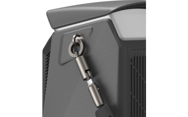 Close-up van een grijze apparaathoek met een metalen karabijnhaak bevestigd aan een oog en verbonden met een zwarte band