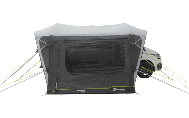 Drohne mit vier Rotoren auf einem weißen Hintergrund