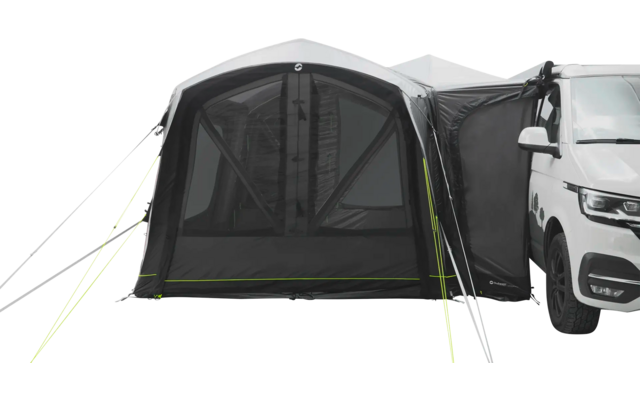 Zelt neben einem weißen Fahrzeug