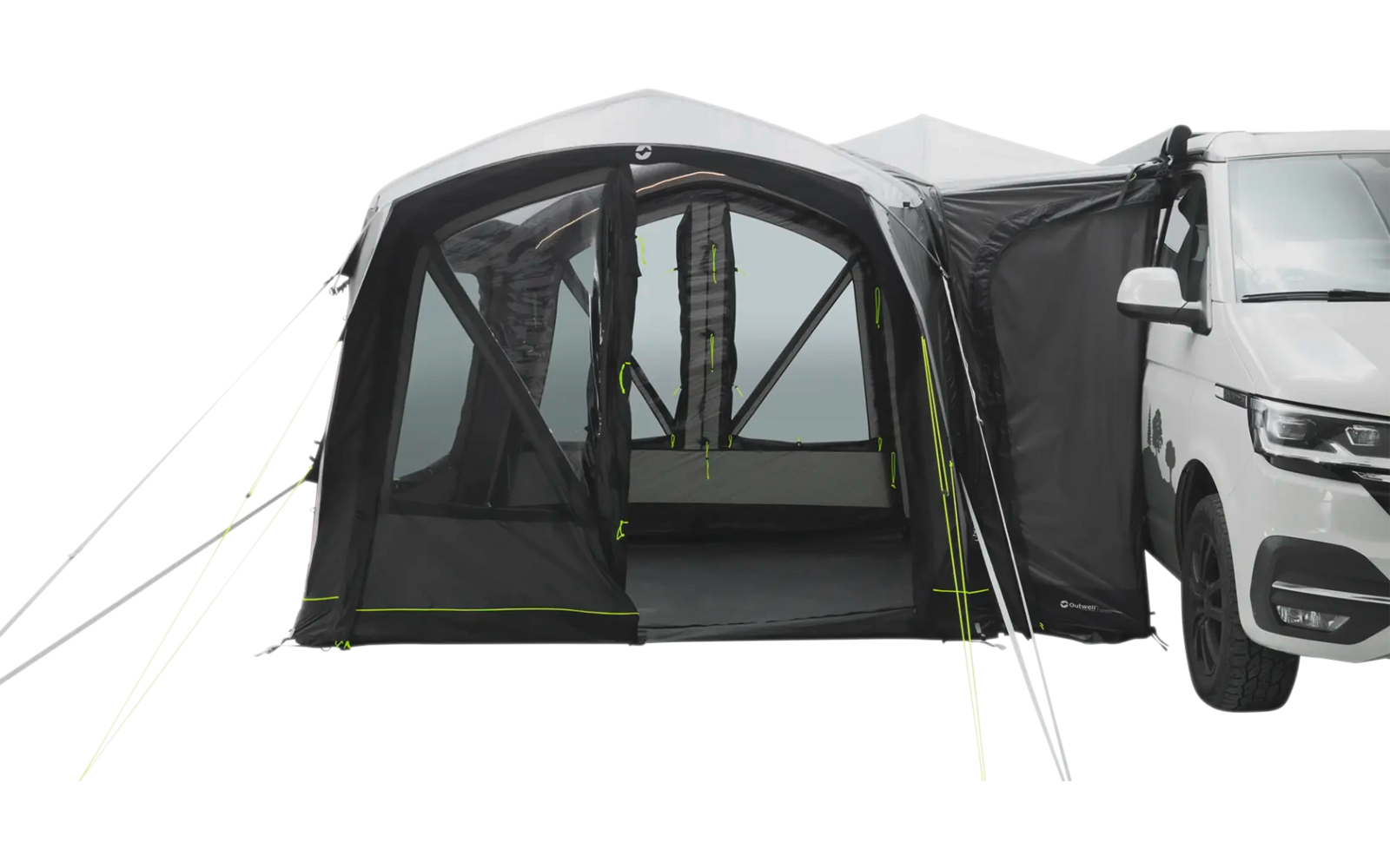 Großes schwarzes Vorzelt an einem weißen Wohnmobil auf einer gepflasterten Fläche