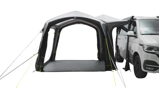 Ein aufgestelltes schwarzes Autozelt neben einem silbernen Auto im Freien