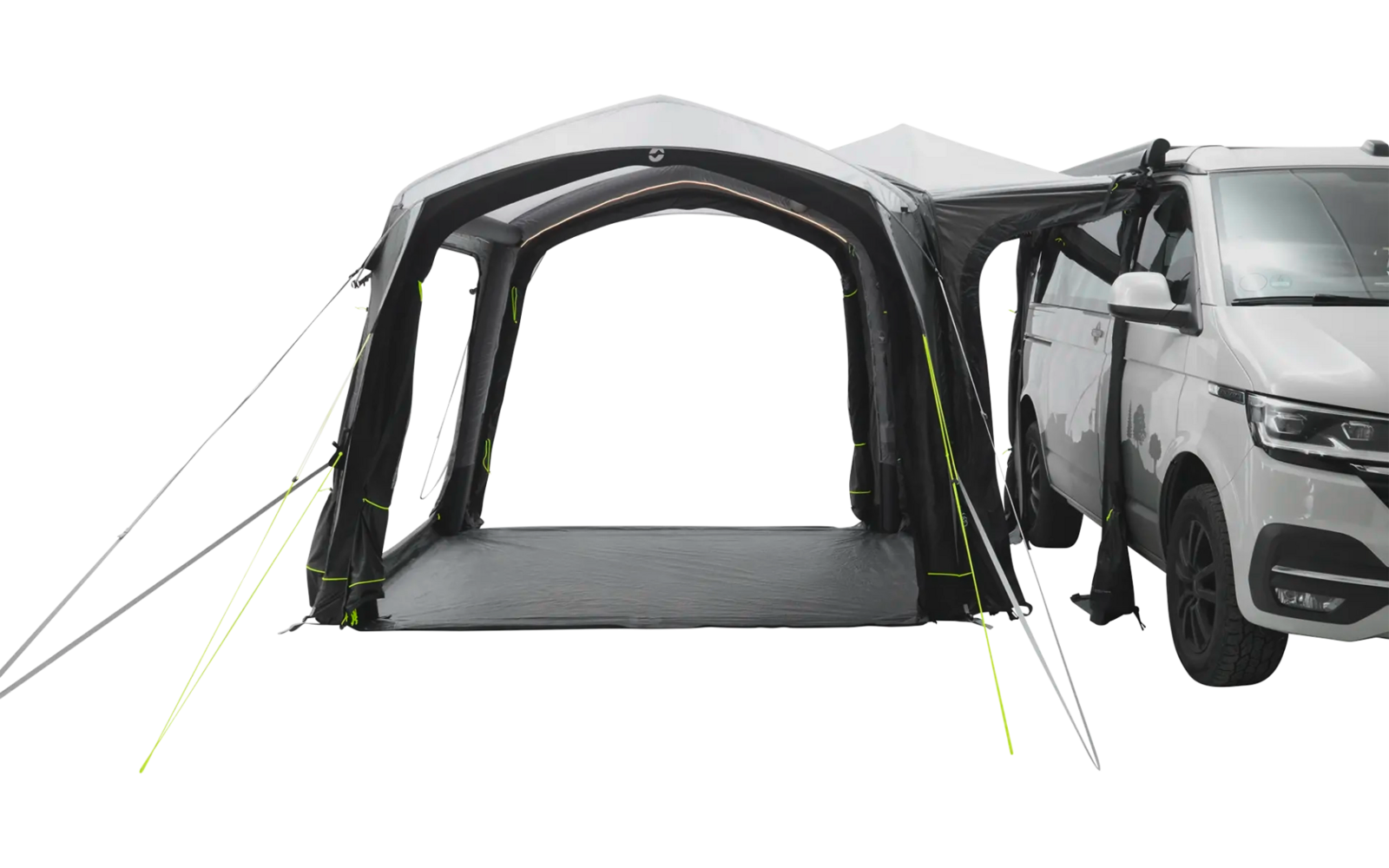 Ein aufgestelltes schwarzes Autozelt neben einem silbernen Auto im Freien