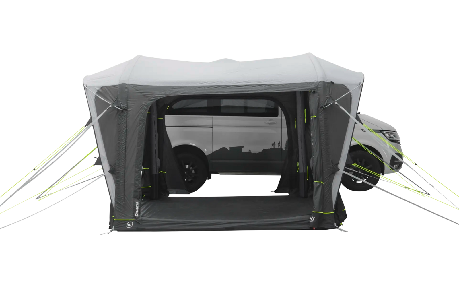 Raum mit einem großen Monitor, auf dem eine Präsentation angezeigt wird, mehrere Personen sitzen an einem Tisch