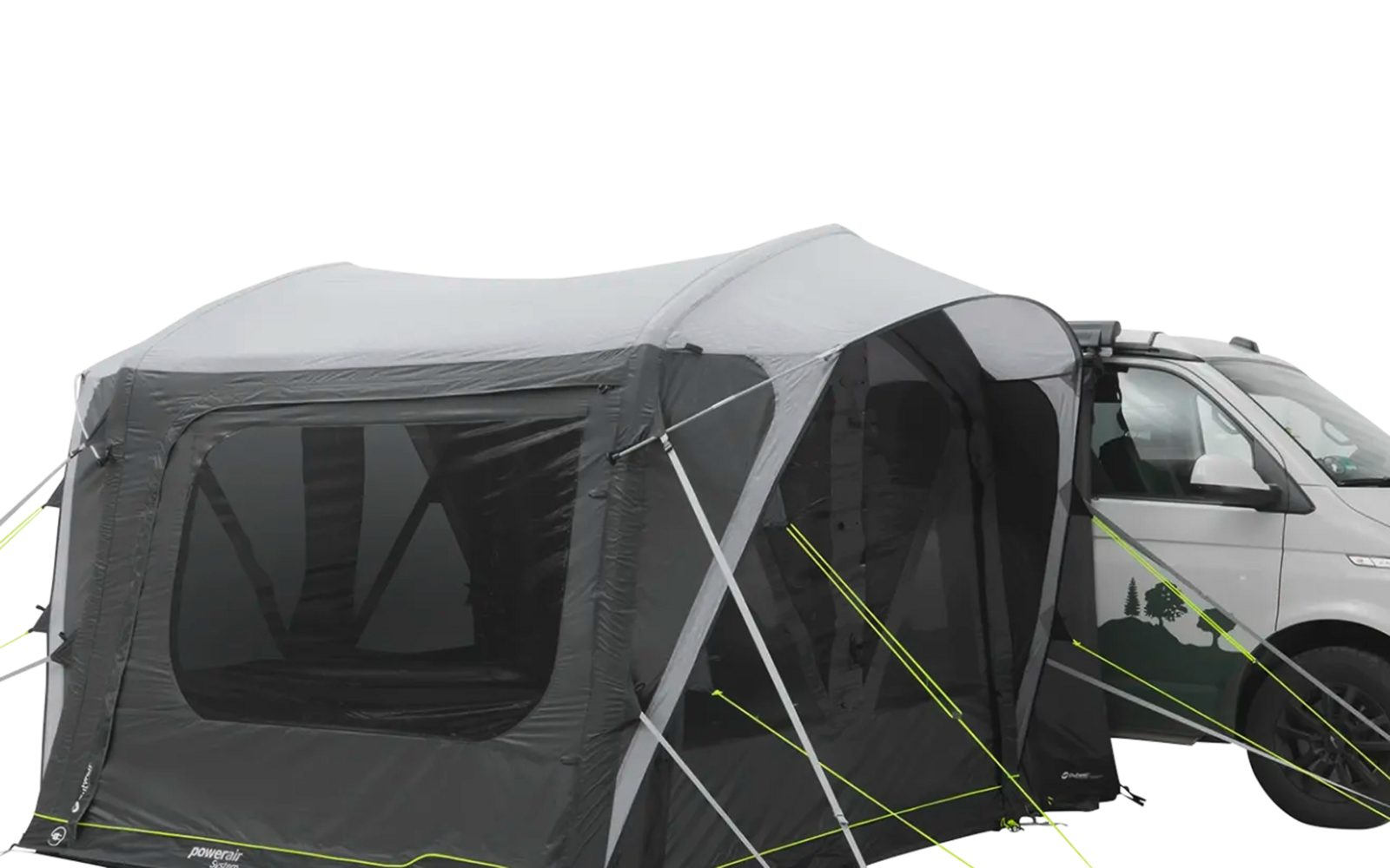 Weißes Wohnmobil mit angehängtem grauen Vorderzelt auf einem gepflasterten Platz