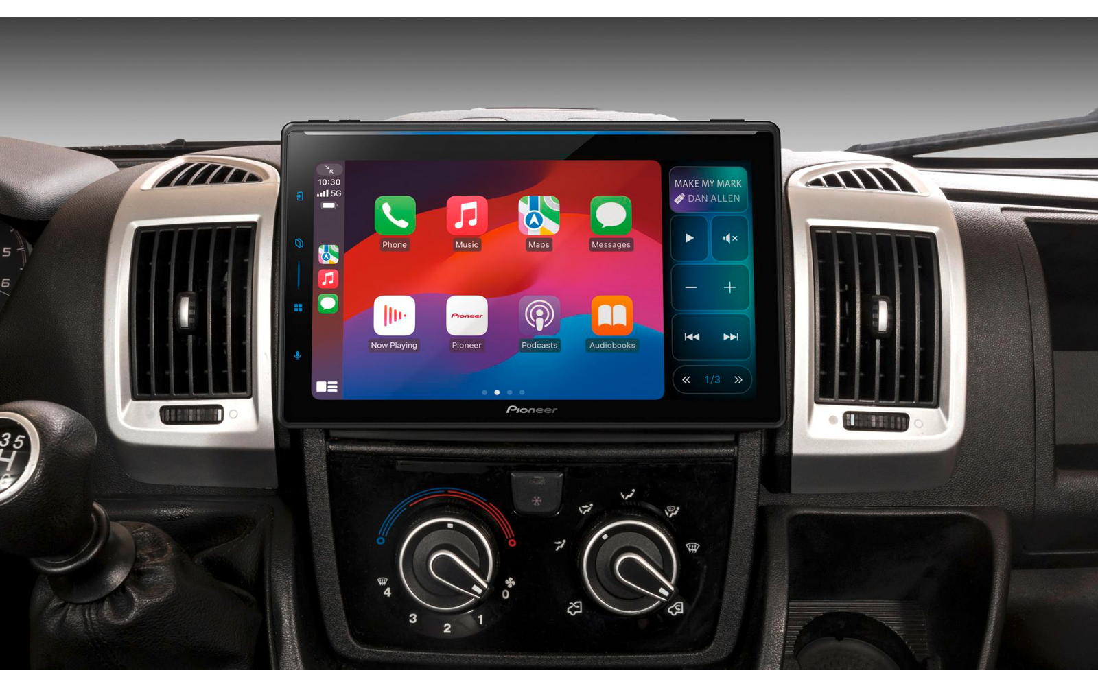 Pantalla del salpicadero del coche mostrando iconos de aplicaciones coloridos