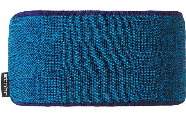 Ampia fascia cilindrica in tessuto lavorato a maglia turchese-blu, bordi più scuri in alto e in basso, piccola etichetta nera con testo bianco a sinistra