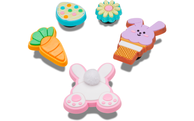 Cinco figuras coloridas: una zanahoria naranja-verde, un óvalo turquesa-amarillo con puntos de colores, una flor turquesa-amarilla, una cabeza de conejito morada sobre una forma de cono de helado y la parte trasera de un conejo blanca-rosa con pompón