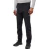 Mann trägt schwarze Outdoor-Hose und schwarze Schuhe, sitzt auf einem Stuhl
