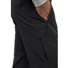 Hand steckt in der linken Hosentasche einer schwarzen Hose