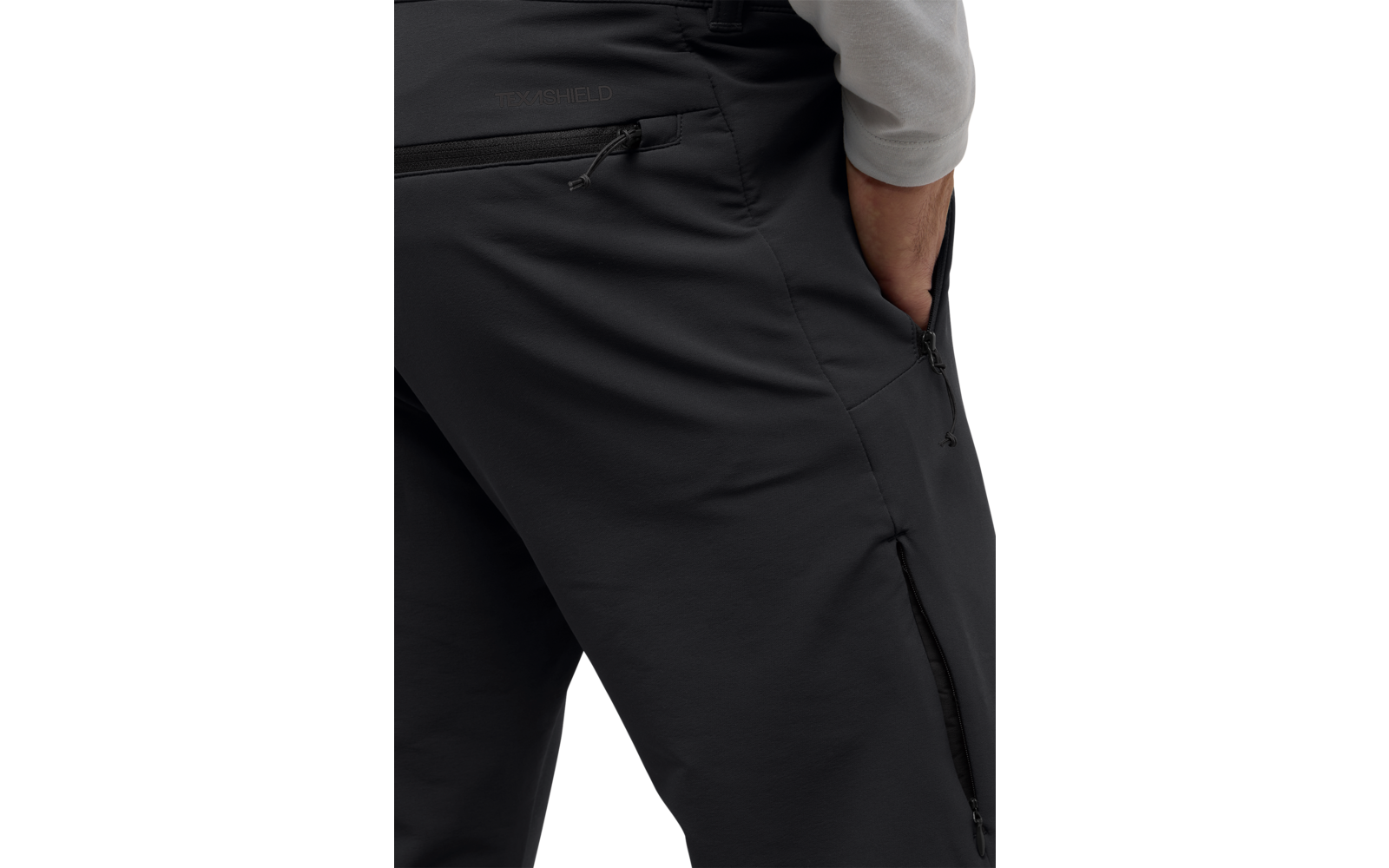 Person in schwarzer Hose, Hand in Tasche