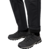 Schwarze Schuhe und schwarze Hose von einer Person, Standaufnahme bis zu den Knöcheln