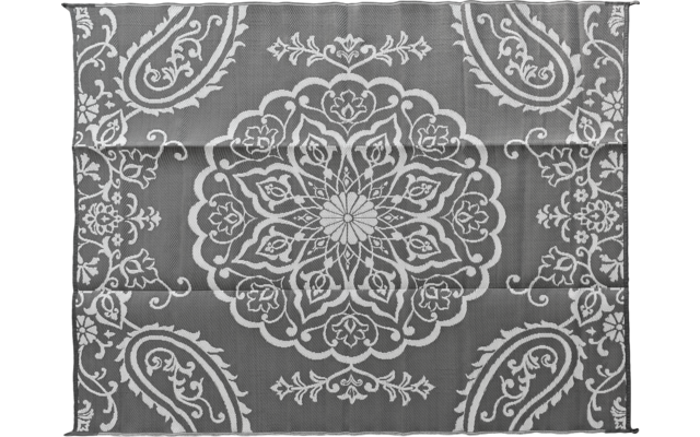 Rechteckiges Textilmuster mit zentralem rundem Blumenornament, symmetrischen Paisley-Motiven in den Ecken und wiederholten Zierlinien