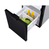 Offene Kühlschrank-Schublade mit zwei Flaschen und frischem Salat