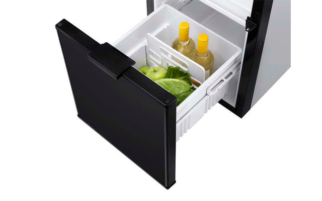 Offene Kühlschrank-Schublade mit zwei Flaschen und frischem Salat