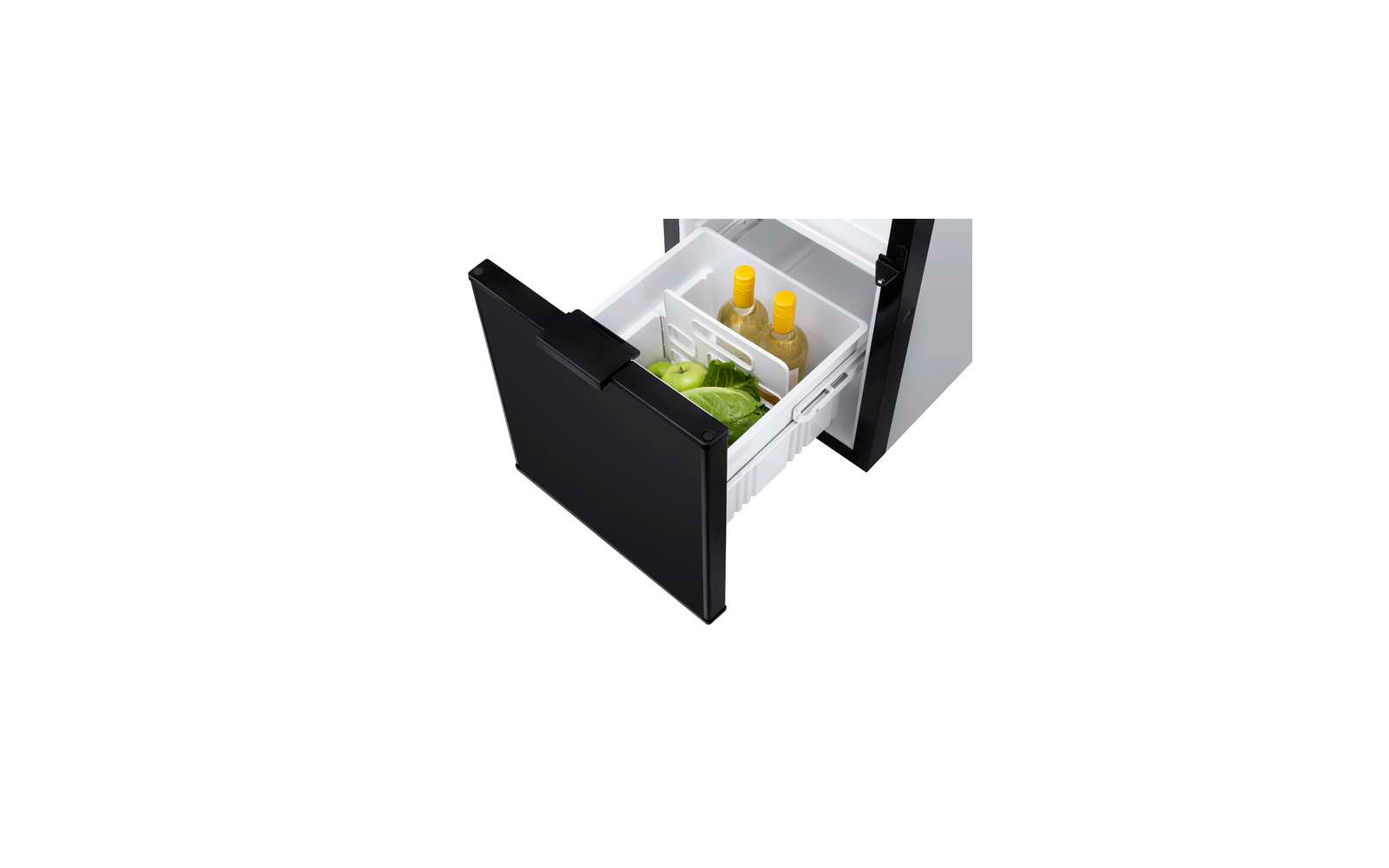 Offene Kühlschrank-Schublade mit zwei Flaschen und frischem Salat