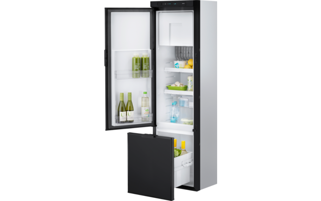 Réfrigérateur noir, porte supérieure et tiroir inférieur ouverts. Intérieur avec trois étagères contenant des fruits ronds jaunes, des contenants bleus et blancs et un bac à glaçons gris; balconnets de porte avec trois bouteilles vertes et une bouteille blanche; tiroir inférieur avec une caisse blanche, un élément feuillu vert et deux bouteilles jaunes