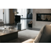 Moderner Wohnraum mit Sofa, Couchtisch, Teppich und Kamin