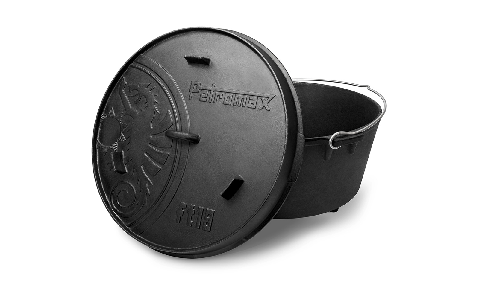 Gusseiserner runder Topf mit lose an der Seite angelehntem Deckel; Deckel mit Ornament, eingeprägtem Schriftzug und Lüftungsöffnungen; Topf mit Bügelgriff und drei kleinen Füßen