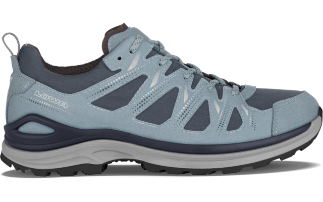 Seitliche Ansicht eines hellblauen Schuhs mit Schnürsenkeln, dunkelblauen Einsätzen, hellgrauer profilierter Gummisohle und Fersenschlaufe