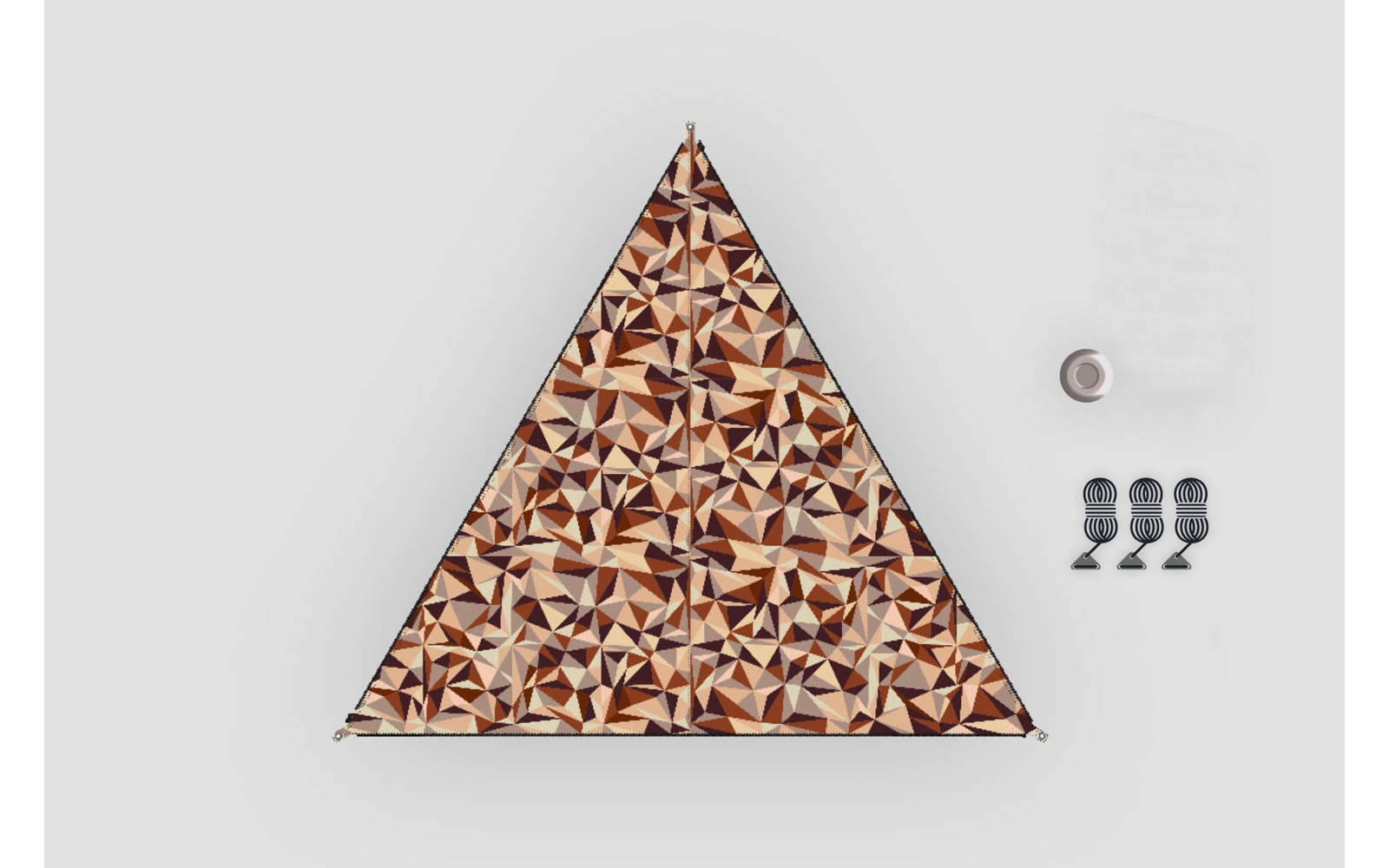 Dreieckiges Objekt mit braun‑beigem geometrischem Muster auf hellem Hintergrund; rechts eine Tasse und drei kleine graue Gegenstände in einer Reihe