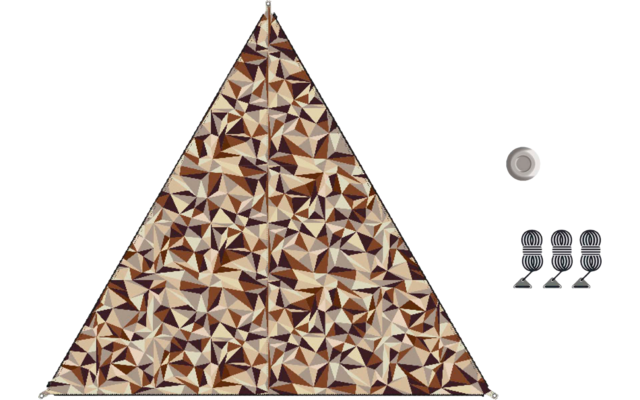 Driehoekig object met bruin‑beige geometrisch patroon op een lichte achtergrond; rechts een kopje en drie kleine grijze voorwerpen op een rij