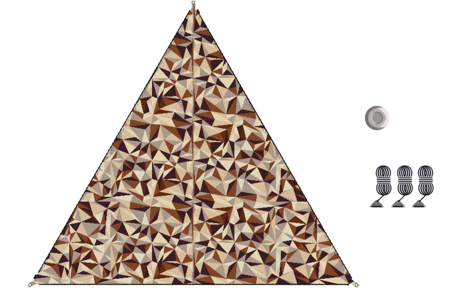 Driehoekig object met bruin‑beige geometrisch patroon op een lichte achtergrond; rechts een kopje en drie kleine grijze voorwerpen op een rij