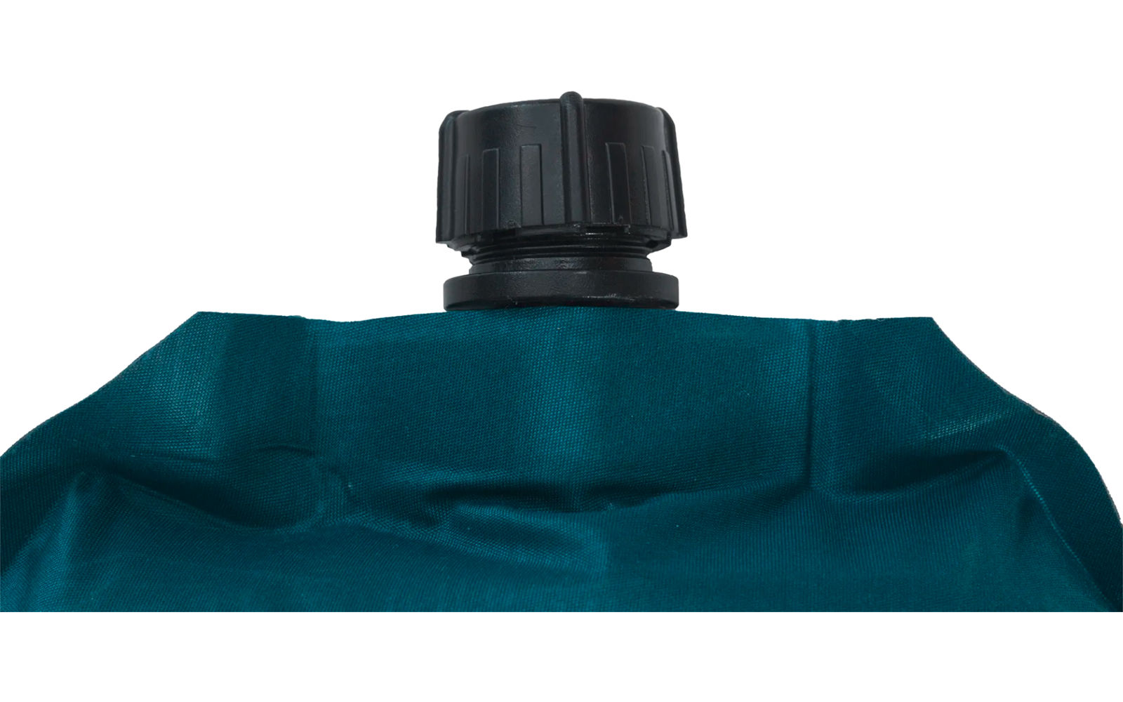 Blaue Plastikflasche mit schwarzem Schraubverschluss