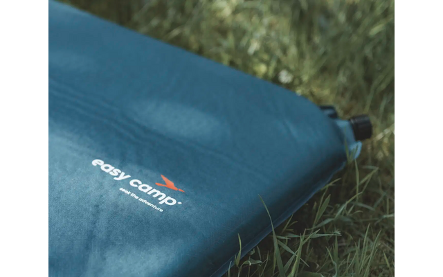 Blauer Schlafsack mit Aufschrift ‚north camp‘