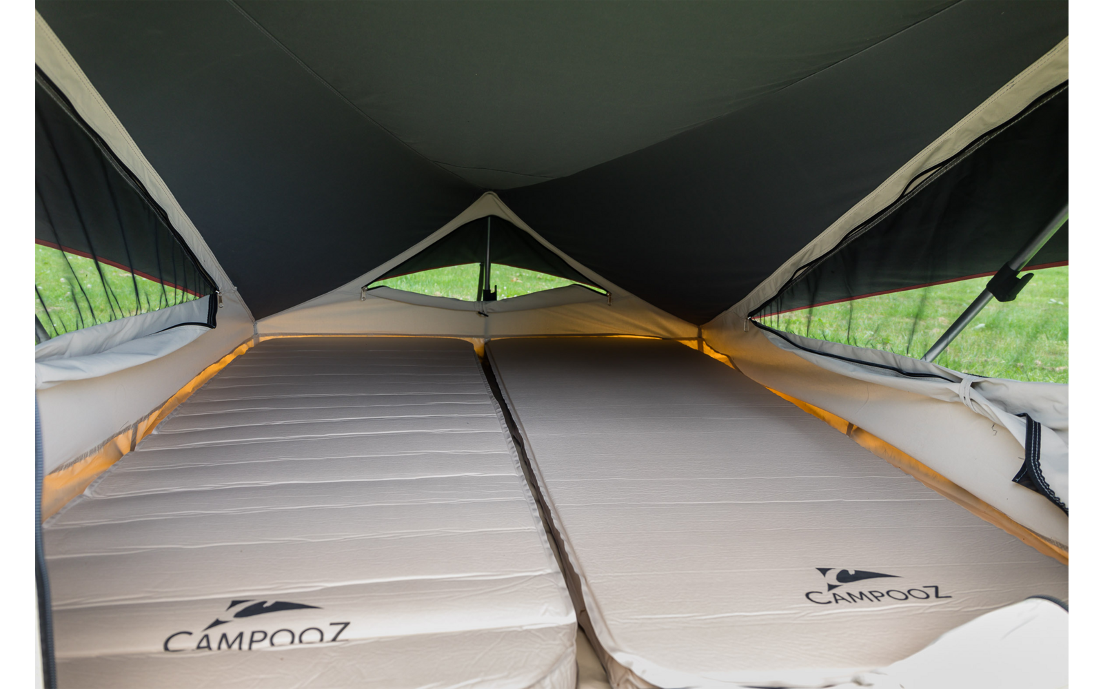 Innenansicht eines Zeltes mit zwei ausgestreckten Matratzen auf dem Boden