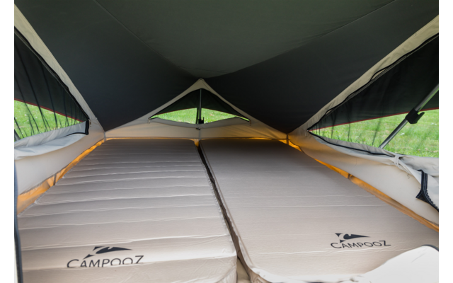 Innenansicht eines Zeltes mit zwei ausgestreckten Matratzen auf dem Boden