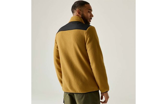 Rückansicht eines Mannes in senfgelber Fleecejacke mit schwarzem Schulterbereich und olivgrünen Hosen
