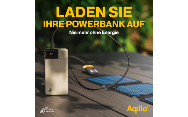 Smartphone wordt opgeladen door een powerbank die op een houten tafel ligt