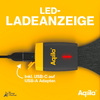 Zwart oplader met rood Aqila-logo en USB-A-adapter verbonden met een witte kabel op een gele achtergrond met de tekst 'LED-LADEANZEIGE'