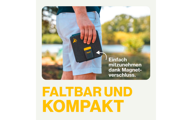 Hand stopt oranjegevouwen papier in een zak
