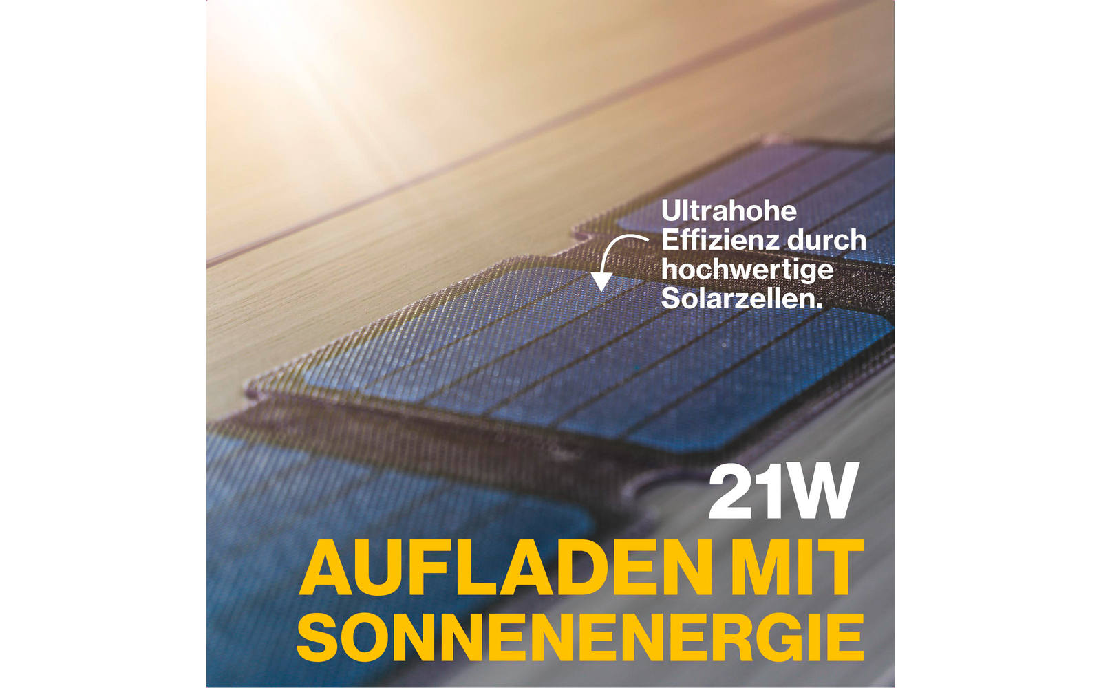 Zonnepanelen op een dak met zonlicht