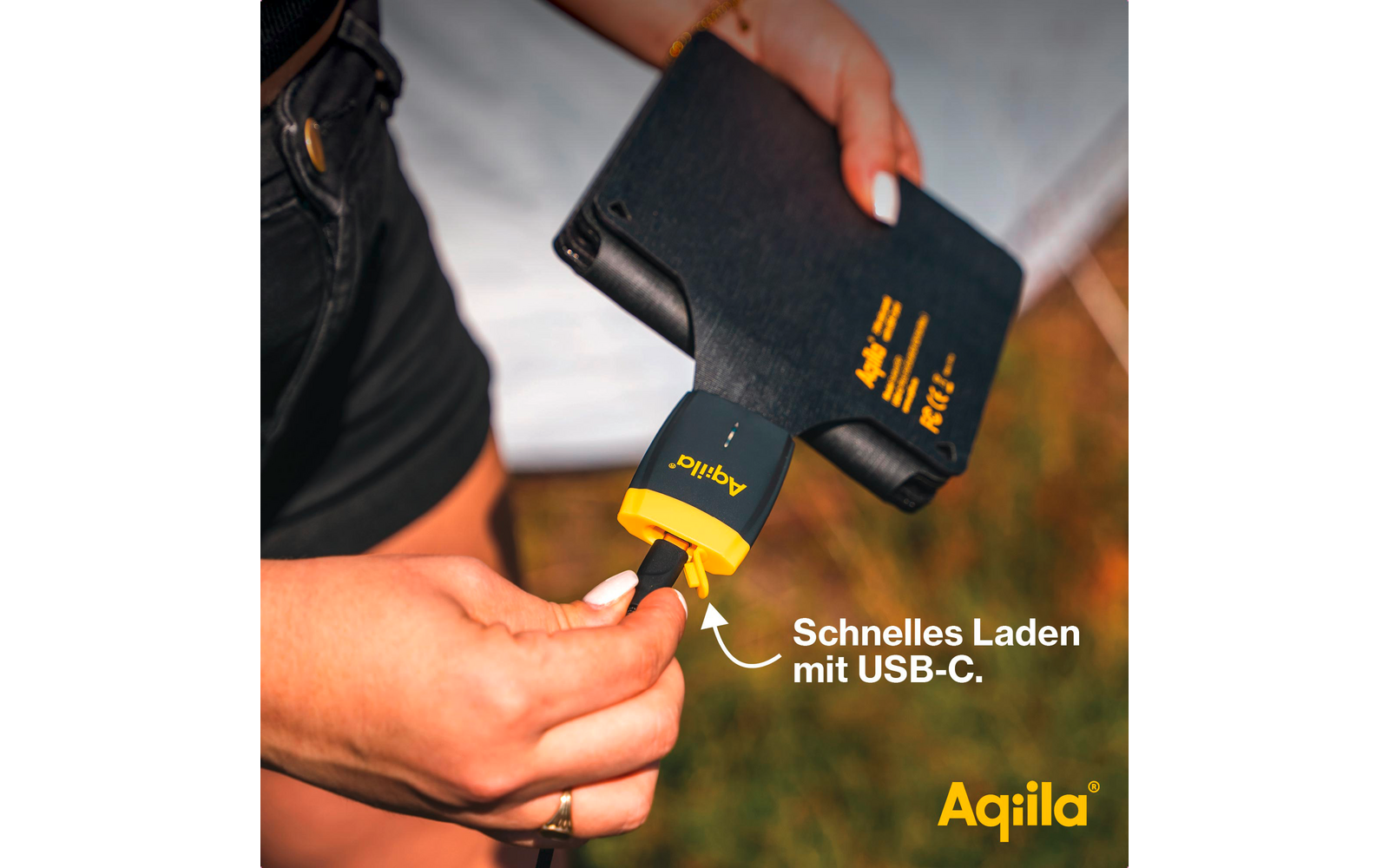 Hand steekt USB-C-kabel in een powerbank met het label snel opladen