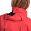 Rückansicht einer Person mit roten Jacke und Kapuze