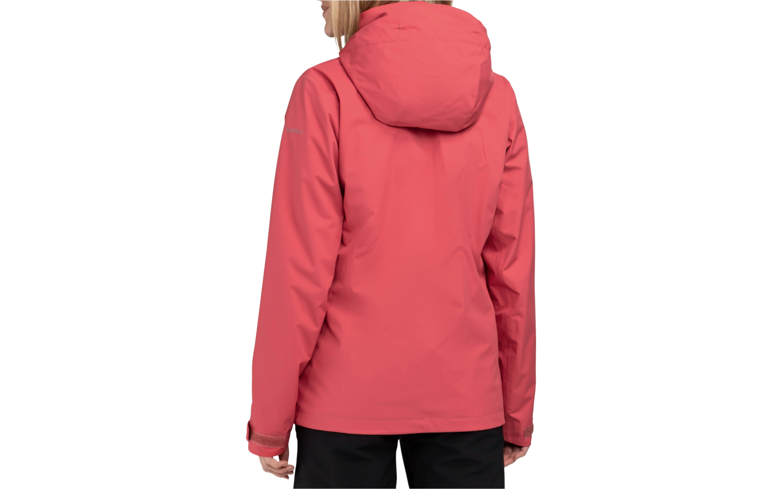 Vrouw van achteren in een rode jas met capuchon
