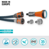 Twee blauwe slangen met grijs-oranje koppelingen; een oranje-grijze sproeikop en twee grijze adapters; linksboven tekst 'MADE IN EUROPE'; turkooizen aanduidingen '10 m (32.8 ft)' en 'Ø 13 mm (1/2")'; onderste rij met ronde blauwe pictogrammen met de woorden 'TOUGH', 'FLEXIBLE', 'EASY STORAGE' en '-35 bar'