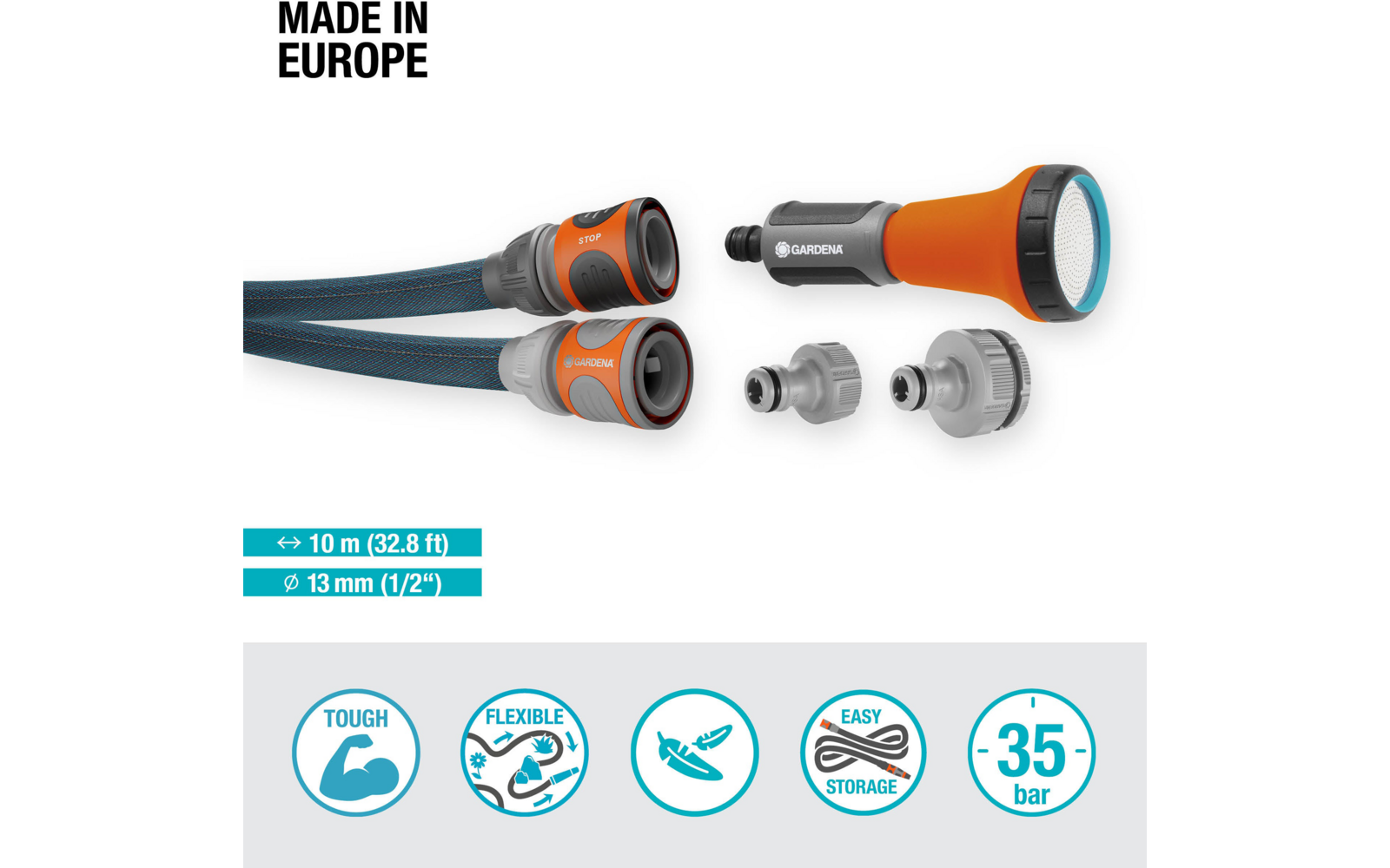 Twee blauwe slangen met grijs-oranje koppelingen; een oranje-grijze sproeikop en twee grijze adapters; linksboven tekst 'MADE IN EUROPE'; turkooizen aanduidingen '10 m (32.8 ft)' en 'Ø 13 mm (1/2")'; onderste rij met ronde blauwe pictogrammen met de woorden 'TOUGH', 'FLEXIBLE', 'EASY STORAGE' en '-35 bar'
