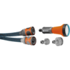 Twee tuinslangen met oranje-grijze snelkoppelingen, een oranje-grijs sproeikop en twee metalen adapters naast elkaar op een witte achtergrond